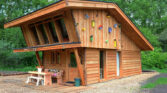 Houten chalet met bedstee voor 8 personen in bosrijke omgeving