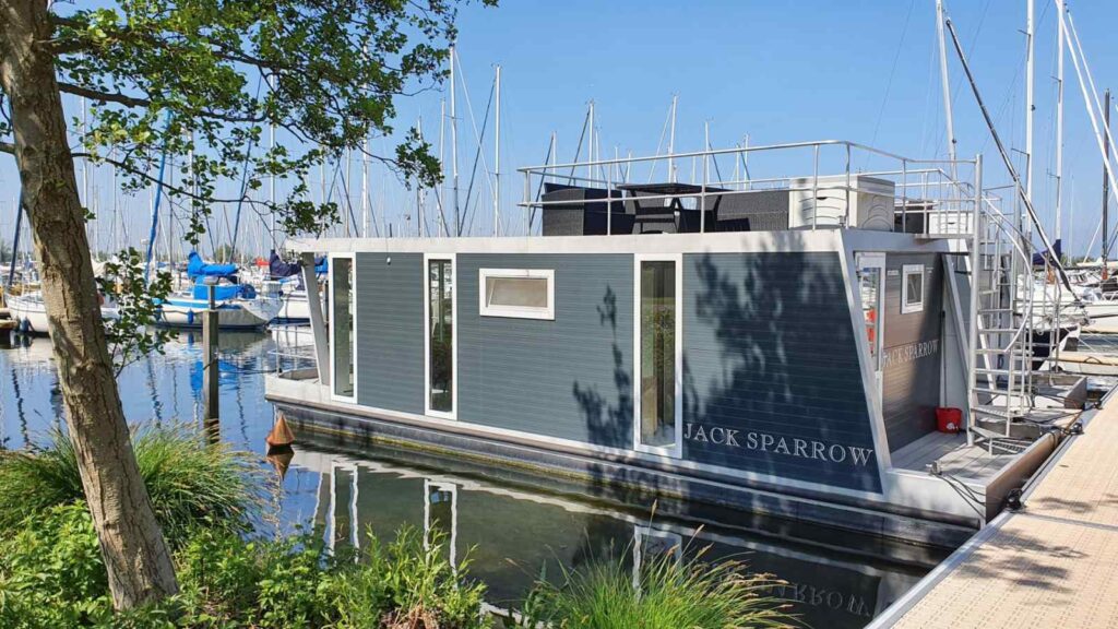 Deze prachtige 6 persoons waterlodge ligt in Marina Muiderzand in Almere.
