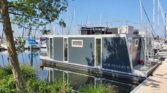 Deze prachtige 6 persoons waterlodge ligt in Marina Muiderzand in Almere.