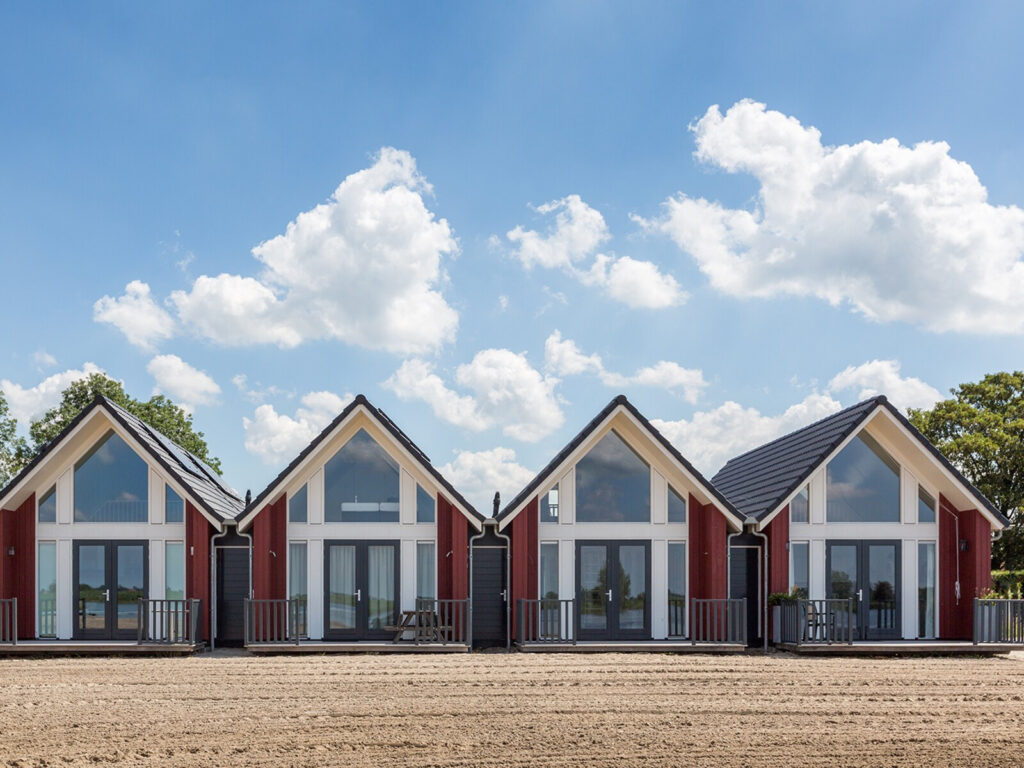 Prachtig gelegen 4 persoons Lodge aan het meer en strand nabij Langelille