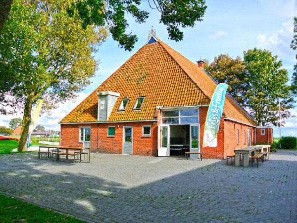 Prachtige 40 persoons groepsaccommodatie aan de Friese Meren.