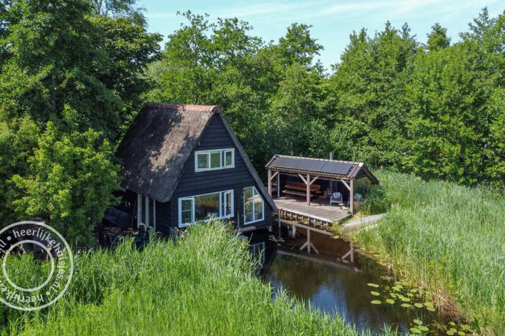 Prachtig Rietsnijdershuisje met trampoline en terras aan de Bovenwijde in Giethoorn